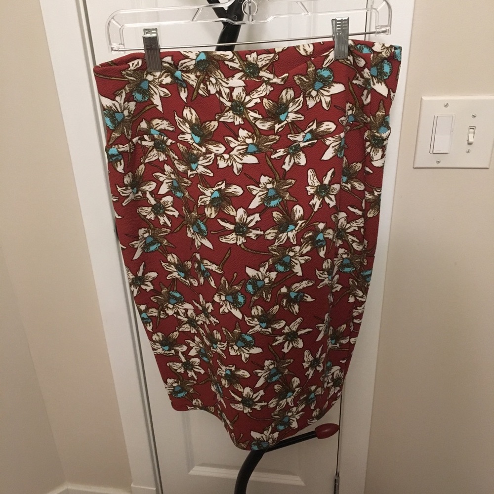Flower Lularoe Cassie (L)